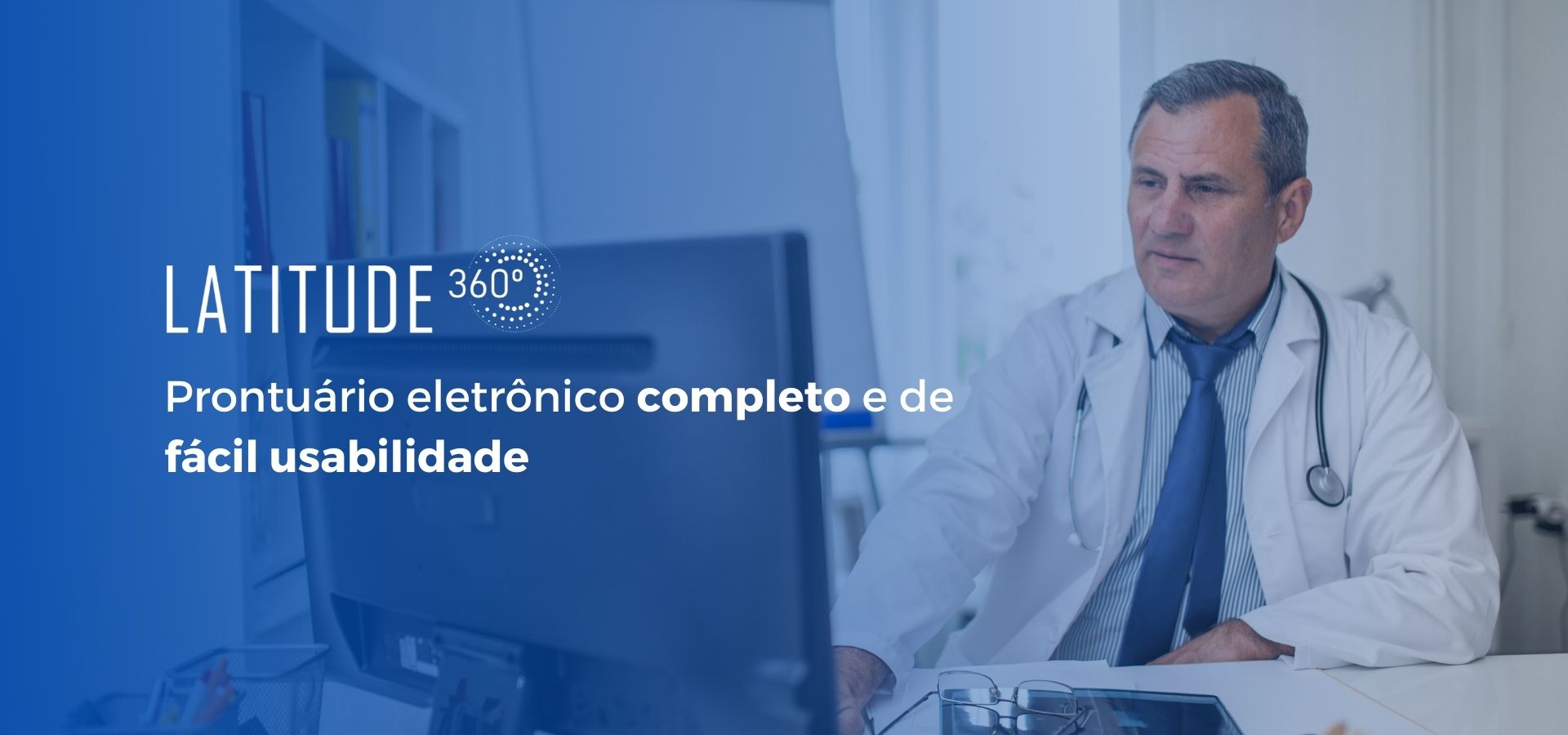 Médico utilizando Prontuário eletrônico no computador