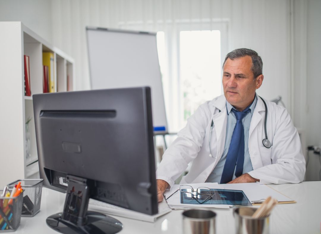 Médico preenchendo prontuário eletrônico